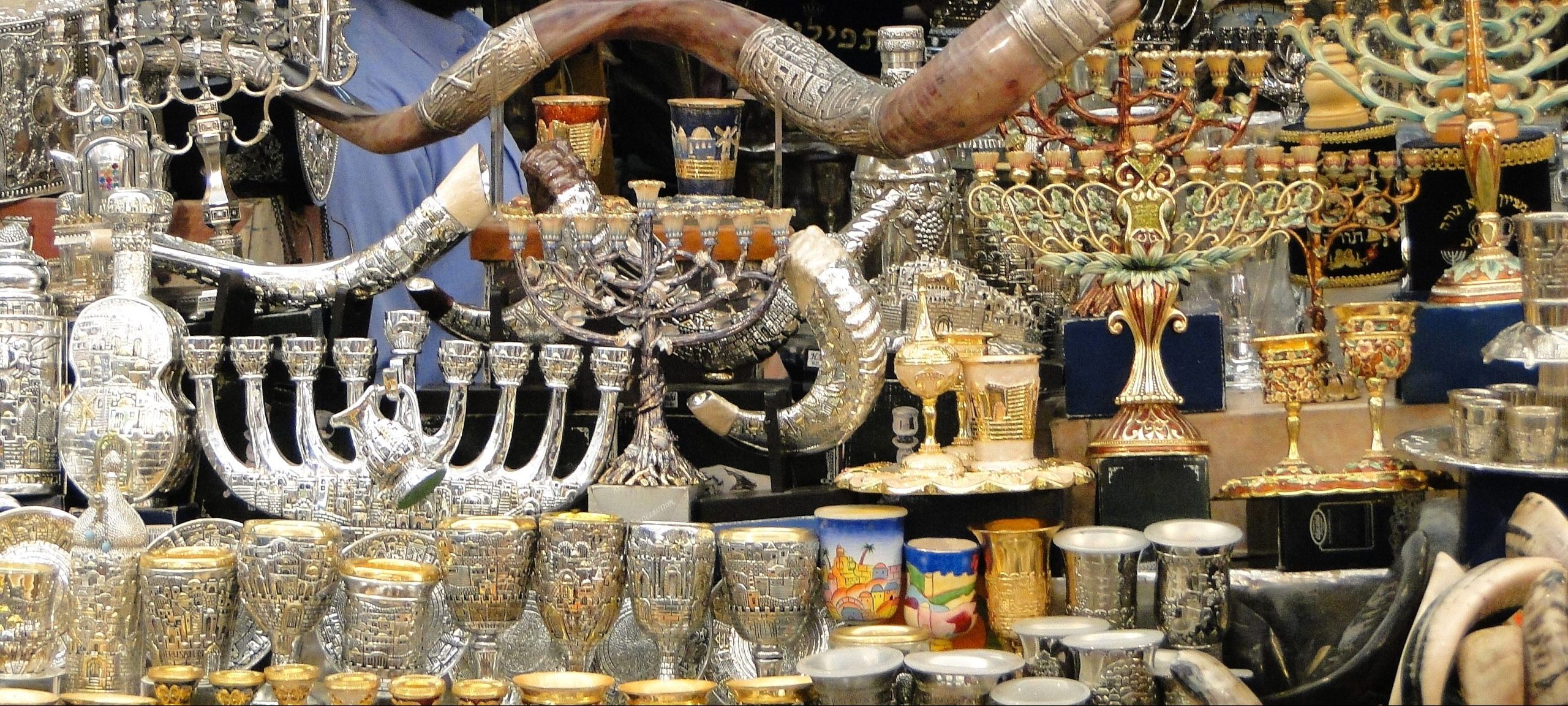 Vendor_of_Judaica_-_Mahane_Yehuda_Market_-_Jerusalem_-_Israel_(5684029083)